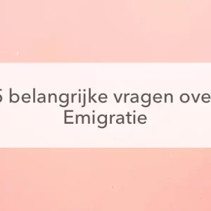 roze achtergrond met rechts blauw vraagtekenen en tekst in het midden "5 belangrijke vragen over Emigratie"