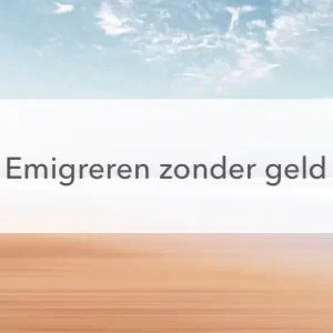 gouden strand links met blauwe zee, laag water rechts, daarboven licht blauwe lucht in het midden de tekst "Emigreren zonder geld"