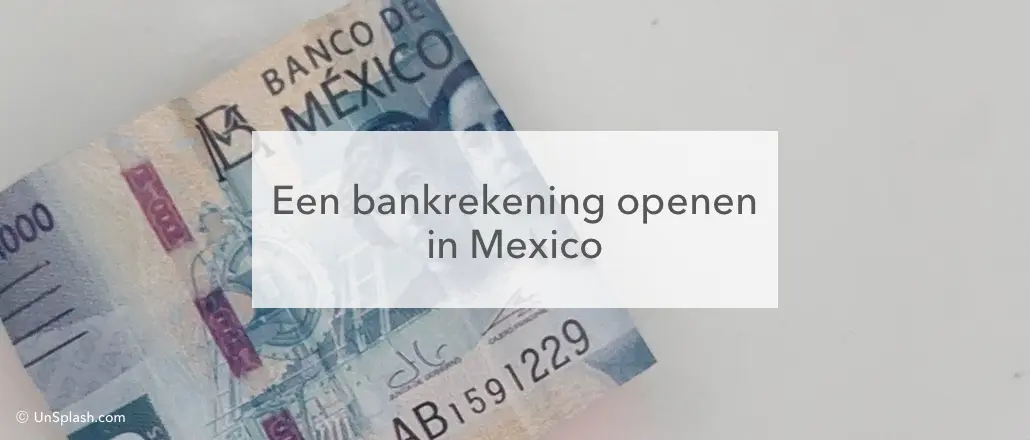 1000 Mecixaanse peso biljet opgevouwen op witte achtergrond, in het midden de tekst: een bankrekening openen in Mexico