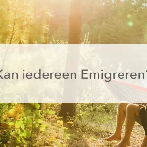 rechts een hangmat met 2 mensen er in in het bos met op de achtergrond een meer, de zon schijnt goudgeel door de bladeren, in het midden de tekst: Kan iedereen emigreren