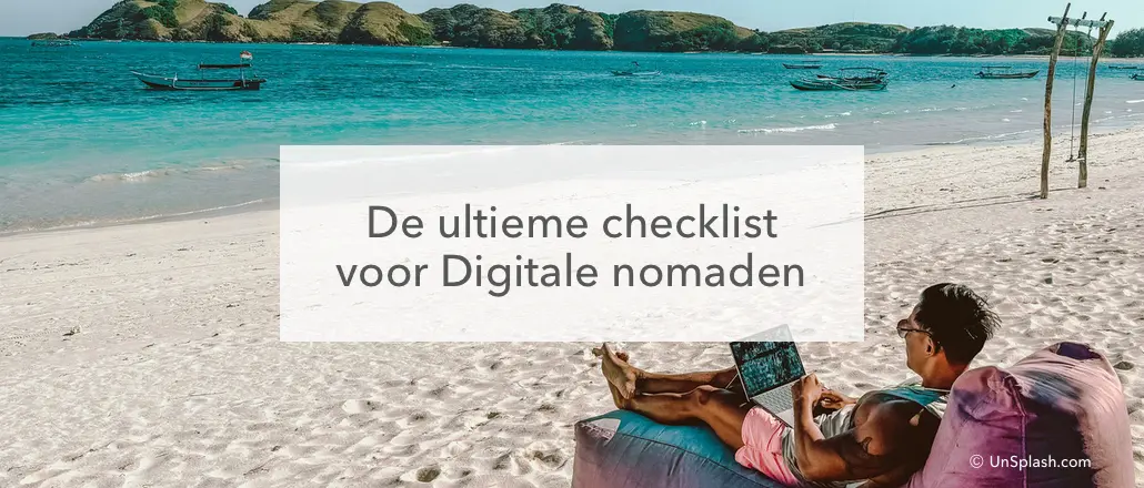 blauwe zee, aziatische bootjes, wit strand, rechts onder een man op een strandbed met laptop in eht midden de tekst ultieme checklist voor digitale nomaden