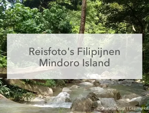 waterval in groene jungle in het midden de tekst: Reisfoto's Filipijnen, Mindoro Island