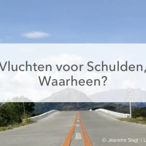 lange stillen weg richting de bergen, blauwe lucht in het midden de tekst "Vluchten voor schulden, waarheen?"