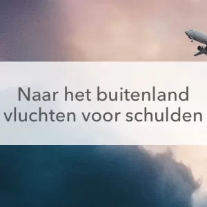 pastel gekleurde wolkenlucht met rechts boven een vliegtuig, in het midden de tekst Naar het buitenland vluchten voor schulden