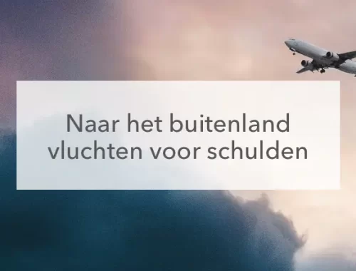 pastel gekleurde wolkenlucht met rechts boven een vliegtuig, in het midden de tekst Naar het buitenland vluchten voor schulden