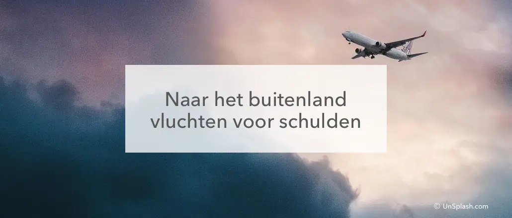 pastel gekleurde wolkenlucht met rechts boven een vliegtuig, in het midden de tekst Naar het buitenland vluchten voor schulden