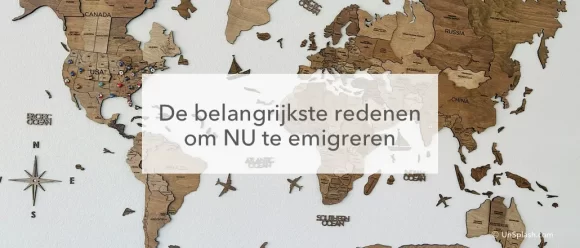 wereldkaart gemaakt van hout op witte achtergrond, in het midden de tekst: de belangrijkste reden om juist nu te emigreren
