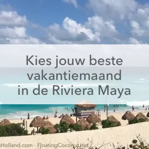 azuurblauwe zee, wit strand met rieten parasols, blauwe lucht met witte wolken in het midden de tekst: Kies jouw beste vakantiemaand voor de Riviera Maya