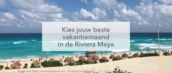 azuurblauwe zee, wit strand met rieten parasols, blauwe lucht met witte wolken in het midden de tekst: Kies jouw beste vakantiemaand voor de Riviera Maya