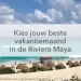 azuurblauwe zee, wit strand met rieten parasols, blauwe lucht met witte wolken in het midden de tekst: Kies jouw beste vakantiemaand voor de Riviera Maya