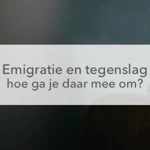 mand, palm voor gezicht, in het midden de tekst "Emigratie en tegenslag, hoe ga je daar mee om"