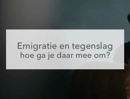 mand, palm voor gezicht, in het midden de tekst "Emigratie en tegenslag, hoe ga je daar mee om"