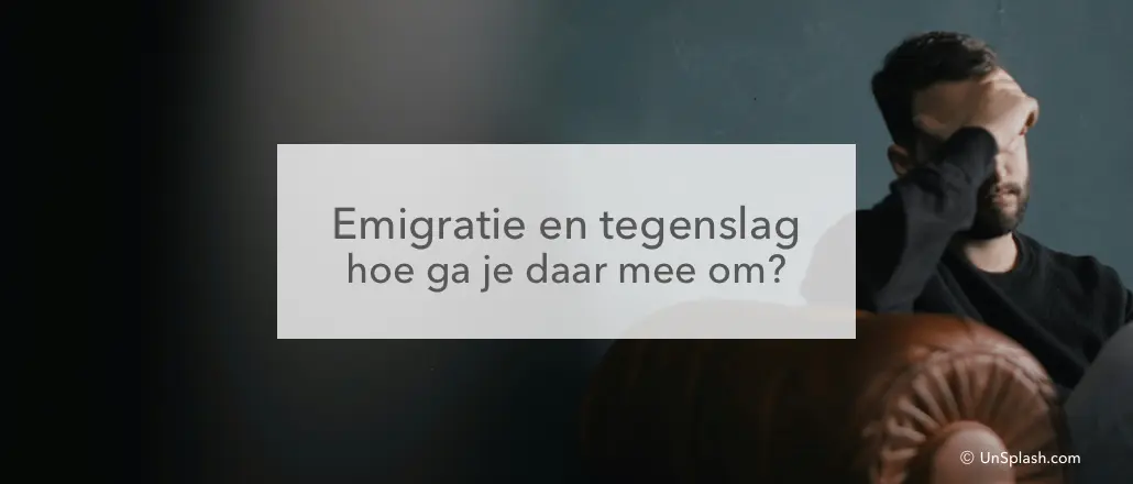 mand, palm voor gezicht, in het midden de tekst "Emigratie en tegenslag, hoe ga je daar mee om"