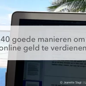 laptop met uitzicht op tropische zee in het midden van de tekst: 40 goede manieren om online geld te verdienen