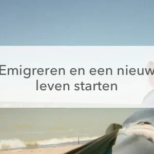 hangmat, zee, 2 voeten in het midden de tekst "emigreren en een nieuw leven starten"