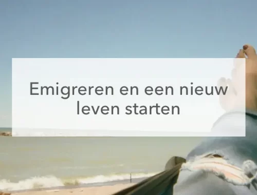 hangmat, zee, 2 voeten in het midden de tekst "emigreren en een nieuw leven starten"