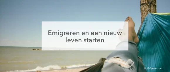 hangmat, zee, 2 voeten in het midden de tekst "emigreren en een nieuw leven starten"