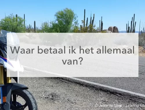 BMW motorfiets met bepakking op asfaltweg omzoomt met hoge cactussen, in het midden de tekst: waar betaal ik het allemaal van