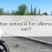 BMW motorfiets met bepakking op asfaltweg omzoomt met hoge cactussen, in het midden de tekst: waar betaal ik het allemaal van