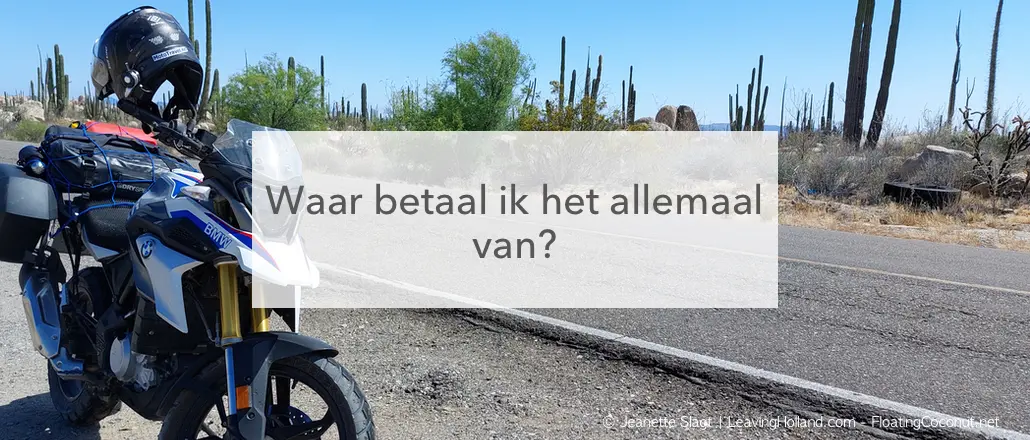 BMW motorfiets met bepakking op asfaltweg omzoomt met hoge cactussen, in het midden de tekst: waar betaal ik het allemaal van