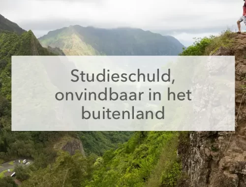 bergtop, uitzicht vallei op de berg man met rugtas in het midden de tekst: Studieschuld onvindbaar in het Buitenland