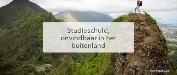 bergtop, uitzicht vallei op de berg man met rugtas in het midden de tekst: Studieschuld onvindbaar in het Buitenland