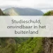 bergtop, uitzicht vallei op de berg man met rugtas in het midden de tekst: Studieschuld onvindbaar in het Buitenland