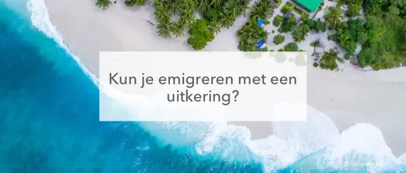 strand, zee en tekst" Kun je emigreren met een uitkering"