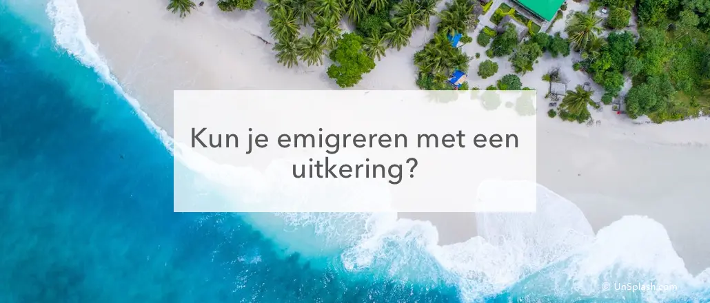 strand, zee en tekst" Kun je emigreren met een uitkering"