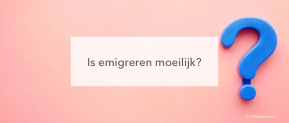 roze achtergrond met rechts blauw vraagteken in het midden de tekst "is Emigreren moeilijk"