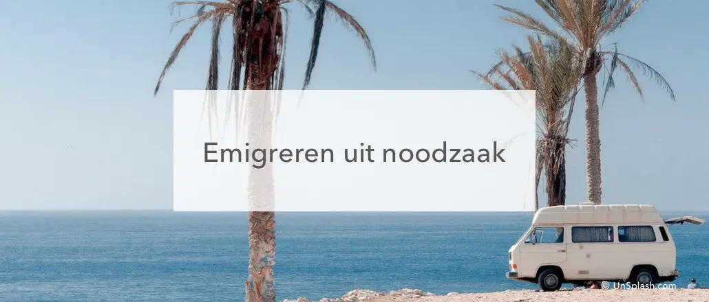 busje, palmbomen zee, tekst: emigreren uit noodzaak