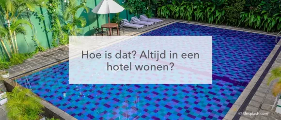 wonen in een hotel hoe is dat, zwembad met ligstoelen