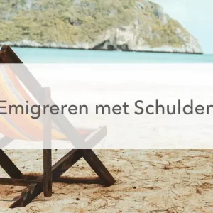 strandstoel op strand tekst: emigreren met schulden