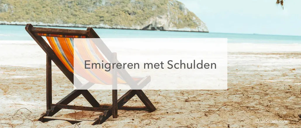 strandstoel op strand tekst: emigreren met schulden