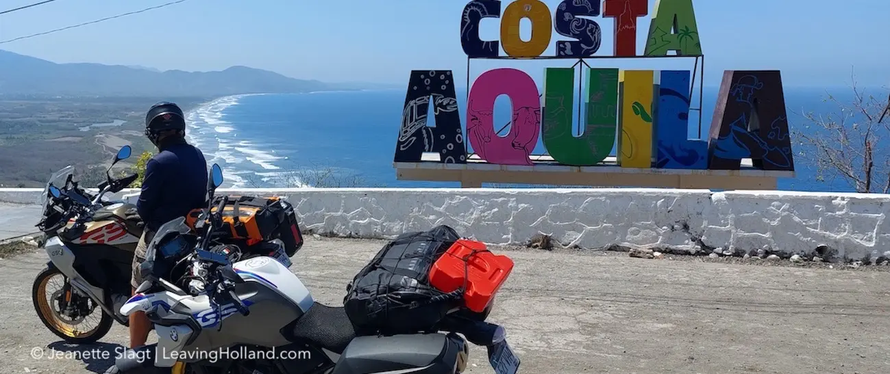 2 motoren op een uitkijkpunt in Mexico, Costa Aguila in Colima. Uitzicht over de lager gelegen kustlijn met de blauwe zee. 