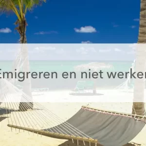 blauwe lucht, wit strand, hangmat op de voorgrond en blauwe strandstoelen aan de linkerkant van de foto, in het midden de tekst: emigreren en niet werken