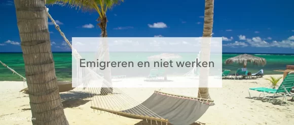 blauwe lucht, wit strand, hangmat op de voorgrond en blauwe strandstoelen aan de linkerkant van de foto, in het midden de tekst: emigreren en niet werken