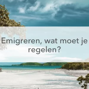 strand, blauwe lucht, groene struiken, blauwe zee, tekst emigreren wat moet je regelen