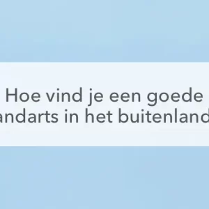 ride tandenborstel tegen blauwe achtergrond in het midden de tekst: Hoe vind je een goede tandarts in het buitenland?