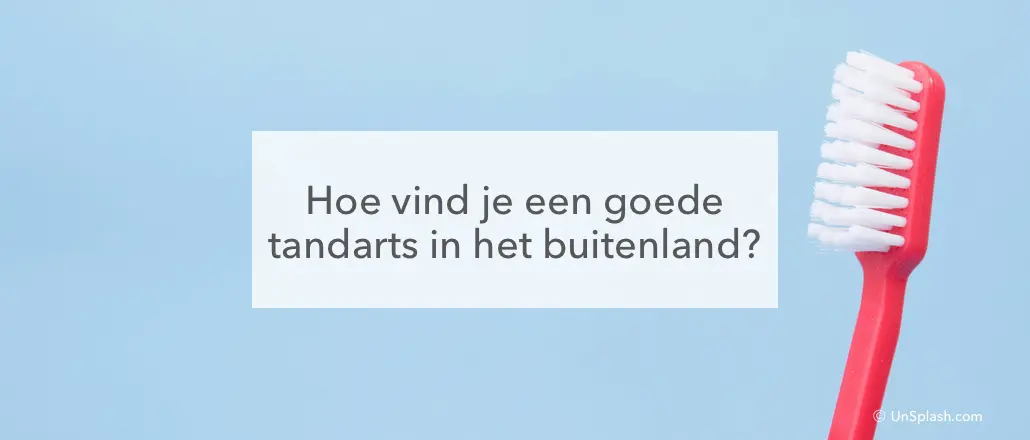 ride tandenborstel tegen blauwe achtergrond in het midden de tekst: Hoe vind je een goede tandarts in het buitenland?