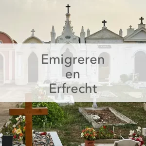 Kerkhof met gekleurde grafhuisjes en grafzerken in het midden de tekst "Emigratie en Erfrecht"