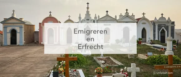 Kerkhof met gekleurde grafhuisjes en grafzerken in het midden de tekst "Emigratie en Erfrecht"