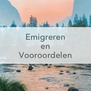 rivier door bergketen met avondlucht, in het midden de tekst: Emigratie en vooroordelen