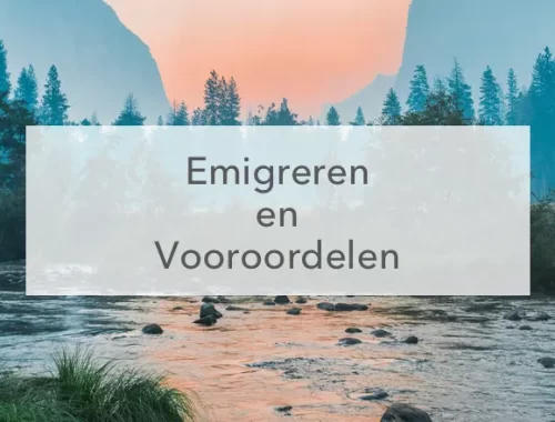 rivier door bergketen met avondlucht, in het midden de tekst: Emigratie en vooroordelen