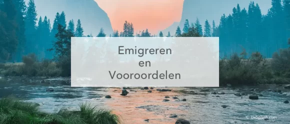 rivier door bergketen met avondlucht, in het midden de tekst: Emigratie en vooroordelen