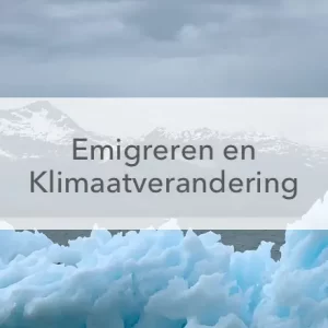 drijvende ijsberg in het midden de tekst: Emigreren en klimaarverandering