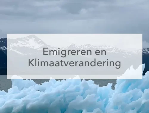 drijvende ijsberg in het midden de tekst: Emigreren en klimaarverandering