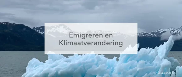 drijvende ijsberg in het midden de tekst: Emigreren en klimaarverandering