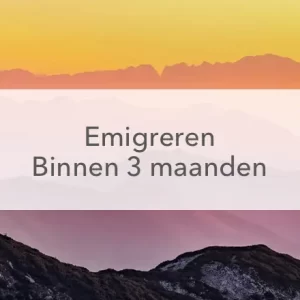 berglandschap in diverse kleuren door zonsondergang, in het midden de tekst "Emigreren binnen drie maanden"