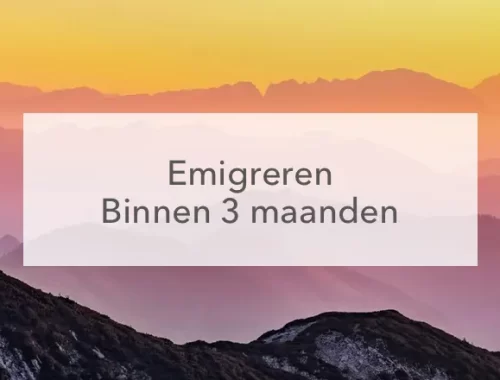 berglandschap in diverse kleuren door zonsondergang, in het midden de tekst "Emigreren binnen drie maanden"